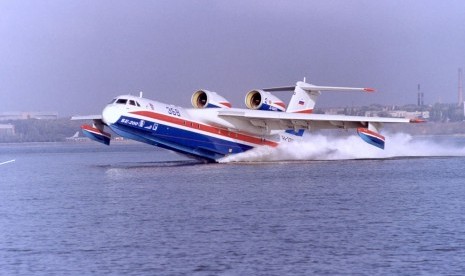 Pesawat Beriev Be-200 yang mendarat di laut.