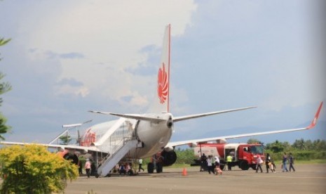 Pesawat Boeing 737-800 dengan nomor penerbangan JT891 Lion Air tergelincir saat mendarat di Bandara Djalaludin Tantu Gorontalo, Sabtu (8/12). 