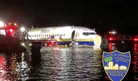 Pesawat Boeing 737 tergelincir di sebuah sungai di ujung landasan pacu di Jacksonville, Florida, Jumat (3/5).