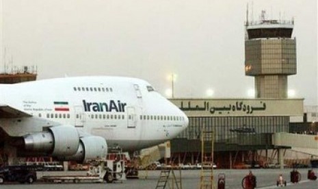 Pesawat Boeing 747 milik Iran Air di bandara internasional Mehrabad, Teheran. Layanan penerbangan ke bandara di Iran dihentikan dari Ahad petang hingga Senin pagi.