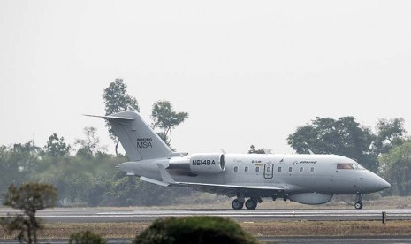 Pesawat Boeing Maritime Surveillance Aircraft (MSA) N614BA tinggal landas di Lanud Halim Perdanakusuma, Jakarta, Rabu (4/11). 