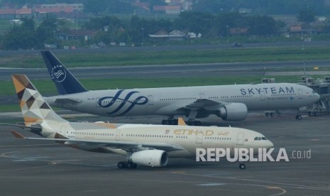 Pesawat Boeing milik Garuda Indonesia dan Etihad Airways berada di area parkir pesawat Terminal 3 Bandara Soekarno Hatta, Tangerang, Banten, Jumat (15/3/2019).