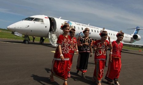 Pesawat Bombardir CRJ 1000 maskapai Garuda Indonesia saat melakukan penerbangan khusus di Bandara Tampa Padang, Mamuju, Sulawesi Barat.