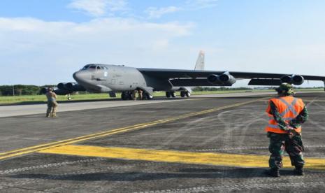 Pesawat bomber B-52 Angkatan Udara Amerika Serikat (AU AS) mendarat di Bandara Kualanamu, Provinsi Sumut, Senin (19/6/2023).