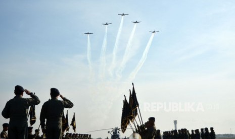 Pesawat Bonanza G-36 milik Skuadron 200 Wing Udara 1 Puspenerbal melakukan atraksi pesawat udara. Kementerian Perhubungan (Kemenhub) memastikan Bandara Halim Perdanakusuma akan ditutup sementara mulai 26 Januari 2022 untuk proses revitalisasi. Skenario perpindahan operasional penerbangan pesawat militer dipastikan sudah disiapkan selama proses revitalisasi Bandara Halim Perdanakusuma.