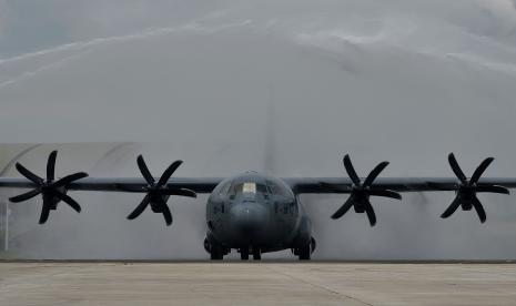 Pesawat C-130J Super Hercules yang didatangkan TNI Angkatan Udara mengikuti tradisi water salute saat tiba di Lanud Halim Perdanakusuma, Jakarta Timur, Senin (6/3/2023).