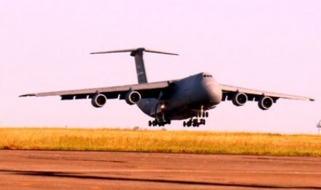 Pesawat C-5 Super Galaxy milik Angkatan Udara AS di Pangkalan militer Australia di Darwin. 