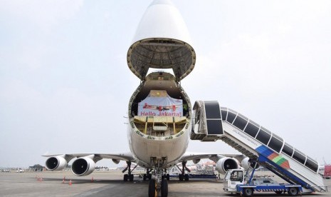 Pesawat Cargolux melakukan proses loading / unloading pesawat freighter Boeing 747F yang menbawa total kargo seberat 77,395 ton, mengangkut 25 ekor kuda dan berbagai suku cadang.