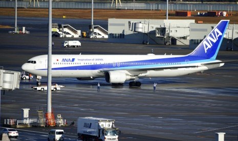 Pesawat carteran pemerintah Jepang membawa warga Jepang yang dievakuasi dari Wuhan, China, sudah mendarat di bandara Haneda, Tokyo, Rabu (29/1). China melaporkan terus adanya peningkatan jumlah korban virus corona. 