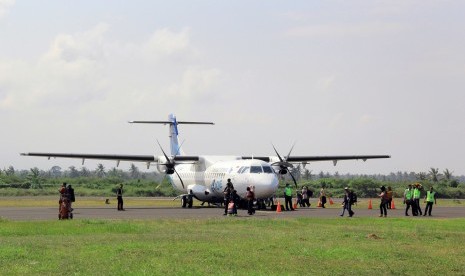 Pesawat dari sebuah maskapai penerbangan beroperasi di Bandar Udara Blimbingsari, Banyuwangi, Jawa Timur, Jumat (24/7).