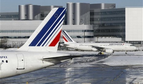 Pesawat di atas landasan Bandara Charles de Gaulle, Paris, Prancis