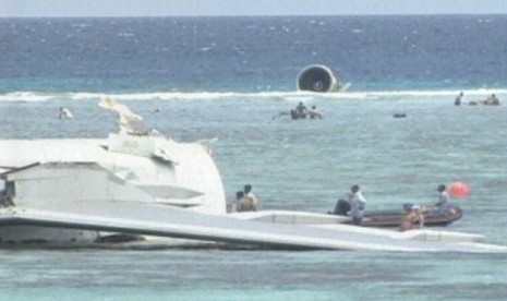 Pesawat Ethiopian Airlines yang dibajak jatuh ke laut karena kehabisan bahan bakar, 23 November 1996.