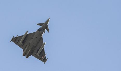 Pesawat Eurofighter Typhoon milik Austria sedang melakukan latihan di atas udara  Vienna International Airport di Schwechat, Austria, 22 April 2020. Kementerian Pertahanan disebut tertarik membeli sejumlah pesawat Eurofighter Typhoon Austria.