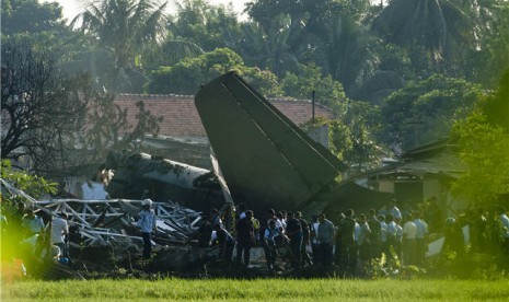  Pesawat Fokker 27 jatuh di sekitar kompleks perumahan Halim Perdanakusuma, Jakarta, Kamis (21/6). 