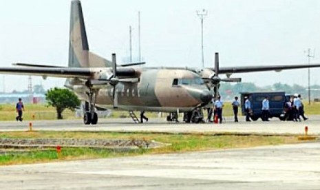 Pesawat Fokker 27 jatuh menimpa rumah warga di kompleks perumahan Rajawali, Kelurahan Halim, Jakarta Timur, Kamis (21/6).