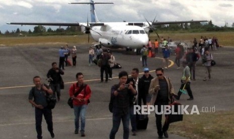 Pesawat Garuda Explorer ATR72-600 tiba di Bandara Silangit, Siborongborong, Sumatera Utara, Jumat (19/8)