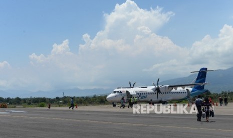 Pesawat Garuda Indonesia ATR 72-600 mendarat di Bandara Frans Seda, Maumere, Kabupaten Sikka, NTT.