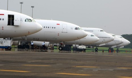 Garuda siap kirim pesawat kosong jemput jamaah di Arab Saudi. Foto: Pesawat Garuda Indonesia Boing 777 - 300ER dan 747 - 400 yang nantinya akan digunakan sebagai armada penerbangan pada musim haji 2018 atau 1439 H, di Hanggar 4 GMF Bandara Soekarno Hatta, Tangerang, Banten, Kamis (12/7). Pada musim haji tahun 2018, sebanyak 107.959 calon jemaah haji akan diberangkatkan menggunakan pesawat Garuda, demarkasi Jakarta, Jawa Barat dan Banten melalui Bandara Soekarno Hatta, untuk berangkat dan pulang.