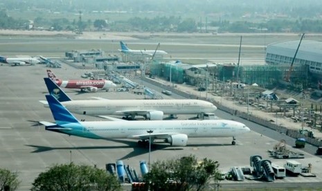 Pesawat Garuda Indonesia dan beberapa maskapai lainnya di Bandara Internasional Soekarno-Hatta, Tangerang, Banten.