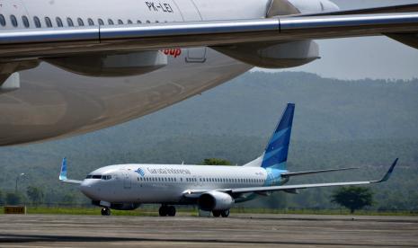 Pesawat Garuda Indonesia memasuki area apron saat tiba di Bandara Internasional Sultan Iskandar Muda, Blangbintang, Kabupaten Aceh Besar.