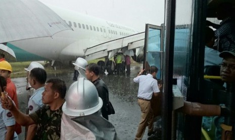 Pesawat Garuda Indonesia mengalami insiden over runway atau keluar landasan karena tergelincir di Bandara Sultan Hasunddin.