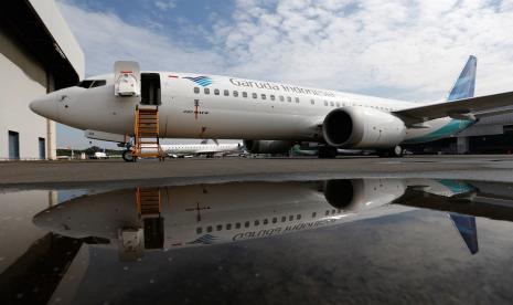 Pesawat Garuda Indonesia.Komisi Pengawas Persaingan Usaha (KPPU) mendenda PT Garuda Indonesia (Persero) Tbk sebesar Rp 1 Miliar karena terbukti melakukan diskriminasi pemilihan mitra penjualan tiket umrah pada 2019. Mengenai hal tersebut, Direktur Utama Garuda Indonesia Irfan Setiaputra mengatakan akan sepenuhnya menghormati ketetapan hukum terkait putusan Mahkamah Agung (MA) yang memperkuat keputusan KPPU. 