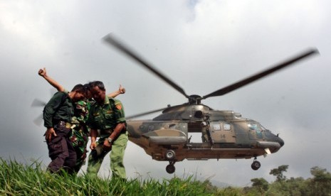 Pesawat heli jenis Super Puma milik TNI-AU mengangkut personel Paskhas AU mendarat di helipad yang dibangun di kawasan Cijeruk, Bogor, Jawa Barat, Jumat (10/5). Tim Paskhas ini gagal mengevakuasi penumpang pesawat Sukhoi Super Jet 100 karena medan yang cur