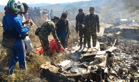 Pesawat  Hercules C 130 dengan kode penerbangan A-1334 yang jatuh di sekitar Gunung Lisuwa, Distrik Minimo, Kabupaten Jayawijaya, Provinsi Papua. Ahad (18/12)..