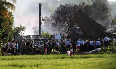  PESAWAT JATUH. Pesawat Fokker 27 jatuh di sekitar kompleks perumahan Halim Perdanakusuma, Jakarta, Kamis (21/6). Kepala Dinas Penerangan TNI Angkatan Udara Marsekal Pertama Azman Yunus mengatakan, enam dari tujuh penumpang pesawat Fokker 27 bernomor regis