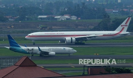 Dua pesawat jenis boeing milik Garuda Indonesia melintas di landasan pacu Bandara Soekarno Hatta, Tangerang, Banten, Jumat (15/3/2019). 