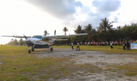 Pesawat Jenis Caravan milik maskapai Susi Air mendarat di landasan Beach Strip, Pantai Pangandaran pada Jumat (31/10) yang ditumpangi mantan suami Menteri Kelautan dan Perikanan, Susi Pudjiastuti, Daniel Kaiser. Warga sempat mengira pesawat tersebut membawa sang menteri yang asli Pangandaran, Jawa Barat, itu. (c71/Republika)