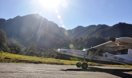 Pesawat Jenis Pilatus Porter melakukan tes mendarat (landing test) di Lapangan Terbang Perintis Arwanop, Distrik Tembagapura, Timika, Papua, Kamis (29/6). 