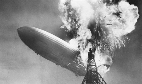 Pesawat Jerman Hindenburg, balon terbesar yang pernah dibuat, meledak saat tiba di Lakehurst, New Jersey, 6 Mei 1937. 