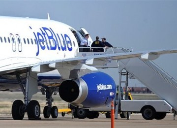 Pesawat JetBlue penerbangan 191 mendarat selamat di Bandara Internasional Rick Husband Amarillo, Amarillo, Texas, Selasa (28/3). 