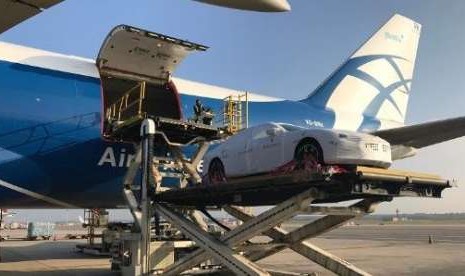 Pesawat kargo AirBridgeCargo Airlines digunakan untuk membawa 40 mobil Maserati Quattroporte langsung dari Italia.