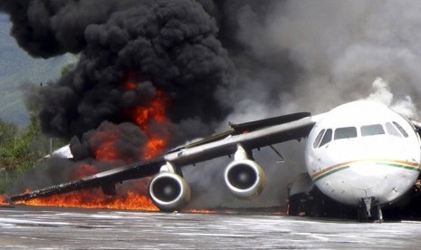   Pesawat kargo BAe 146  milik maskapai penerbangan Nusantara Air  terbakar di bandara Wamena, provinsi Papua, Rabu (8/5). (AP)