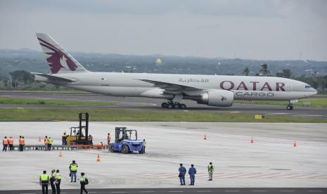 Pesawat kargo Boeing 777 Freighter Qatar Airways yang membawa logistik World Superbike (WSBK) mendarat di Bandara Internasional Lombok, Praya, Lombok Tengah, NTB, Selasa (9/11/2021). Pesawat berbadan lebar dengan nomor penerbangan QR8872 tersebut membawa semua logistik berupa mesin, sparepart motor dan perangkat lainnya yang akan dipakai pada ajang balap WSBK di Sirkuit Mandalika 19-21 November 2021 mendatang.