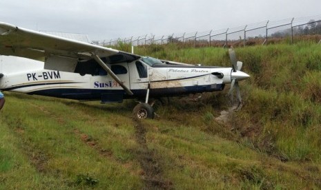 Pesawat kargo Susi Air yang keluar landasan pacu di Bandara Aminggaru Ilaga-Papua, Sabtu (31/12) 