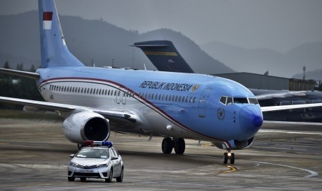 Pesawat Kepresidenan yang membawa rombongan Presiden Joko Widodo tiba di Bandara Internasional Da Nang, Vietnam, Jumat (10/11). 