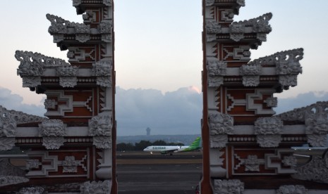 Pesawat komersial bersiap untuk lepas landas di Bandara Internasional I Gusti Ngurah Rai, Denpasar, Bali. (Ilustrasi)