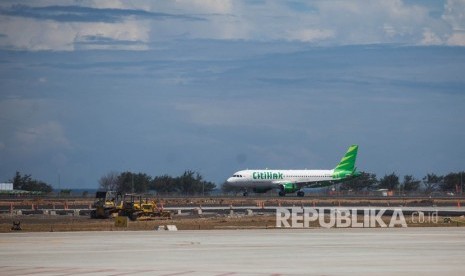 Pesawat komersial maskapai Citilink mendarat di landasan Yogyakarta International Airport (YIA) saat Proving Flight di Kulon Progo, DI Yogyakarta, Kamis (2/5/2019).