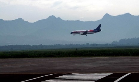 Pesawat komersil bersiap untuk mendarat di Bandara Abdulrachman Saleh, Malang.