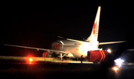 Pesawat Lion Air dengan nomor penerbangan JT 892 dari Jakarta menuju Gorontalo tergelincir saat mendarat di bandara Djalaludin Gorontalo, Selasa (6/8) malam. Pesawat menabrak sapi saat mendarat sehingga tergelincir dan keluar dari landasan pacu.