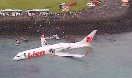  Pesawat Lion Air JT-960 rute Bandung-Denpasar yang gagal mendarat di bandara Ngurah Rai tampak dari dari udara, di Denpasar, Bali, Sabtu (13/4). 