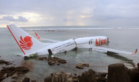 Pesawat Lion Air nomor penerbangan JT-960, rute Bandung-Denpasar tergelincir ke laut setelah berusaha mendarat di Bandara Ngurah Rai Denpasar, Bali, Sabtu (13/4/2013).