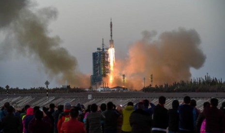 Pesawat luar angkasa berawak Shenzhou-11 menbawa astronaut Jing Haipeng dan Chen Dong lepas landas dari tempat peluncuran di Jiuquan, Cina, 17 Oktober 2016.