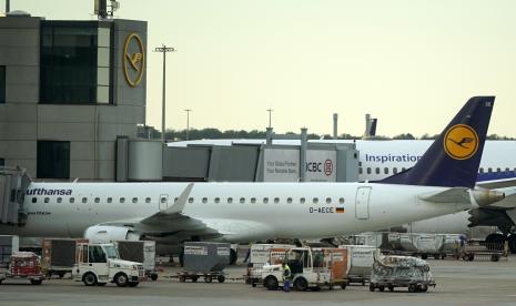 Pesawat Lufthansa di bandara internasional di Frankfurt am Main, Jerman, 02 September 2022. Uni Eropa (UE) mencapai kesepakatan tentang undang-undang untuk menaikkan harga yang harus dibayar maskapai penerbangan pada Rabu (7/12/2022).