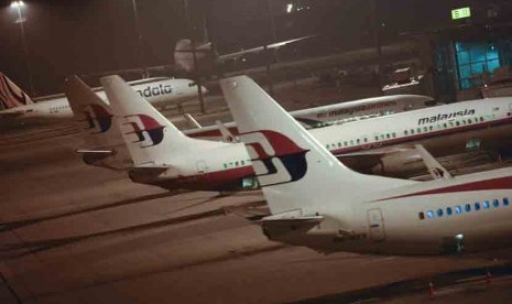 Pesawat Malaysia Airlines yang diparkir di Bandara Internasional Kuala Lumpur di Sepang, Malaysia, Kamis (17/7). (AP/Paul Joshua)