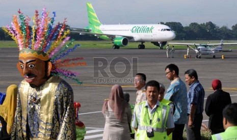   Pesawat maskapai Citilink mendarat di landasan Bandara Halim Perdanakusuma, Jakarta, Jumat (10/1).    (Republika/Aditya Pradana Putra)