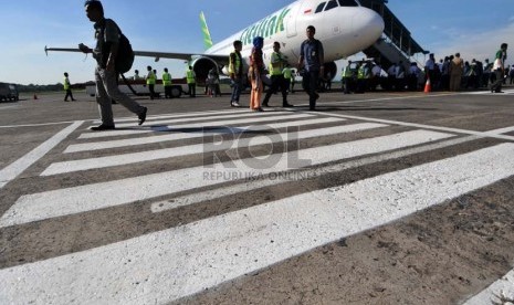   Penumpang turun dari pesawat Citilink (ilustrasi)